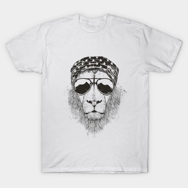 Wild lion (bw) T-Shirt by soltib